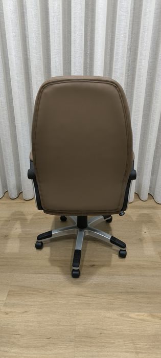 Cadeira escritório castanha como nova