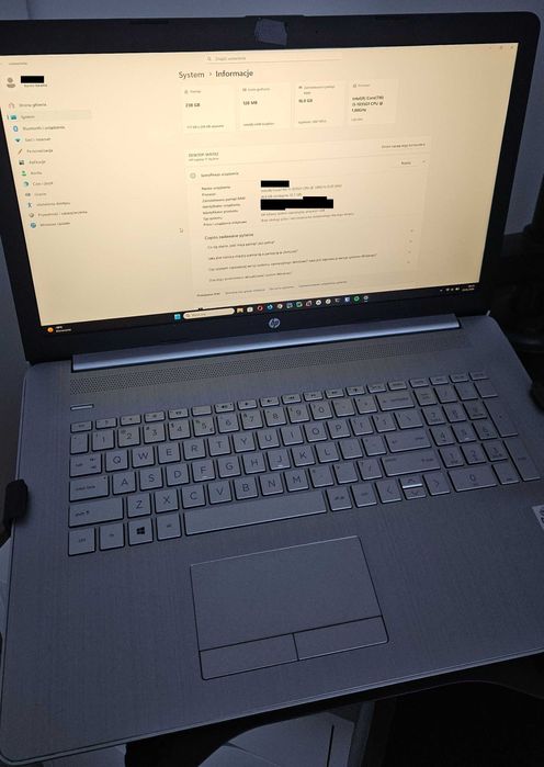 Laptop HP 17-by3006nw - uszkodzone zawiasy