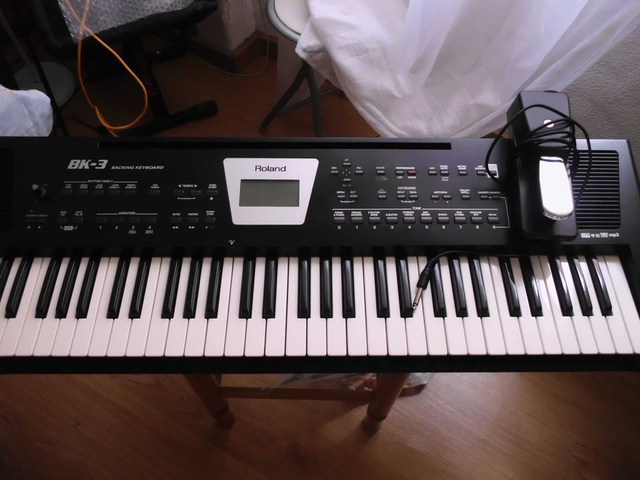 Roland BK3 teclado arranjador + pedal sustain + headphones