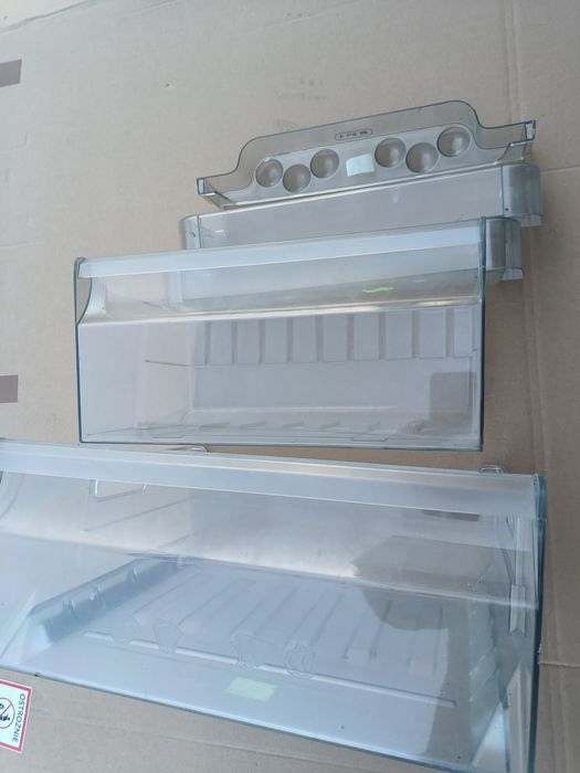 Szuflady i półki lodówki Whirlpool WBE 3412 A+W