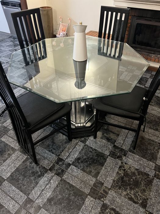 Mesa de vidro preta e 4 cadeiras