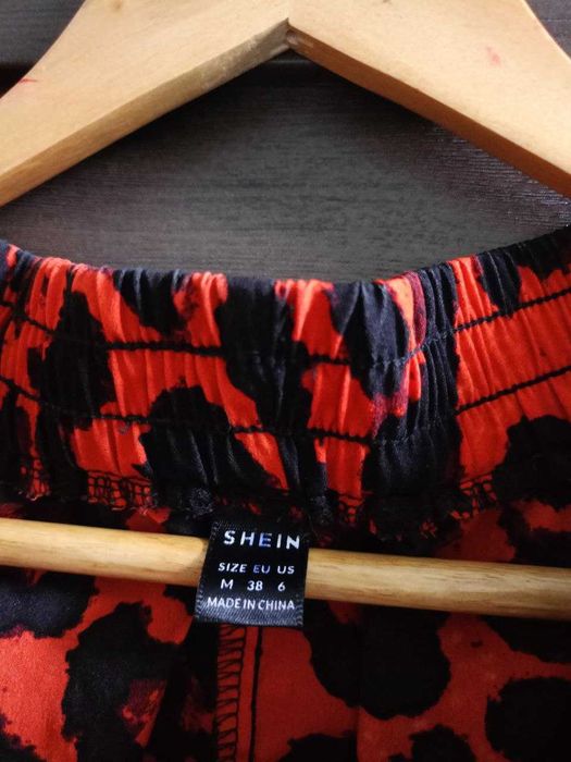 Юбка красного цвета с принтом чёрным фирма shein