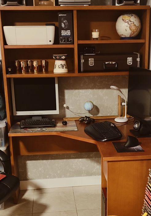 Secretária de canto com estante