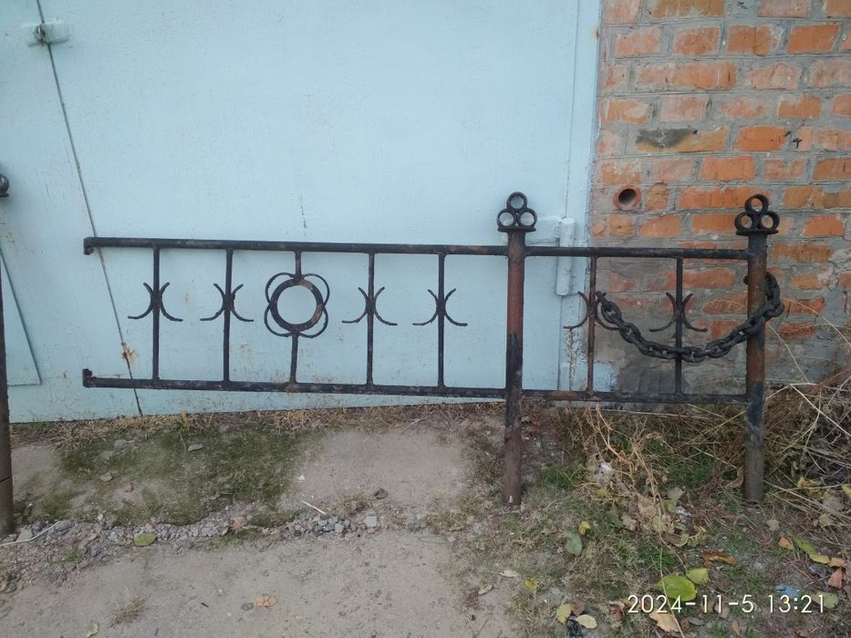 Оградка на кладбище не новая