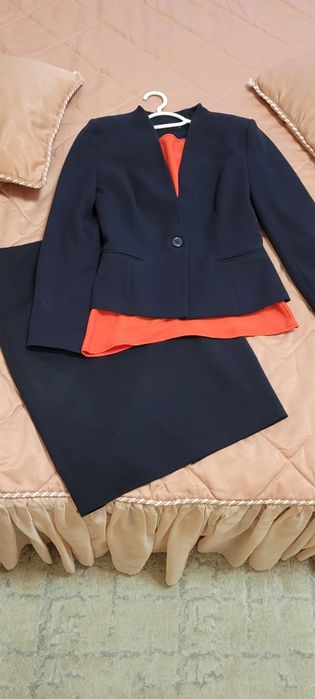 Костюм  темно-синий и блуза 44 размер