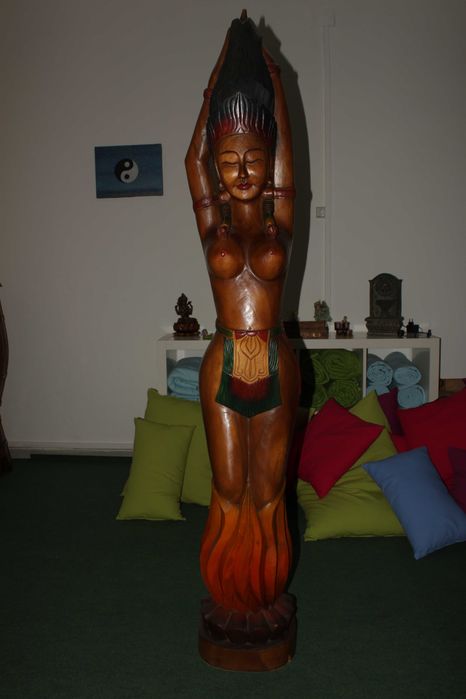 Estátuas indias em madeira maciça