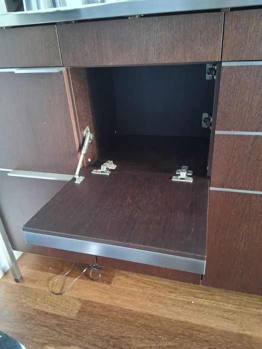 Aparador de design exclusivo em madeira maçica e aço