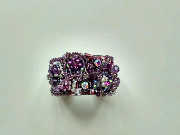 Pulseira bracelete larga enfeitada com missangas