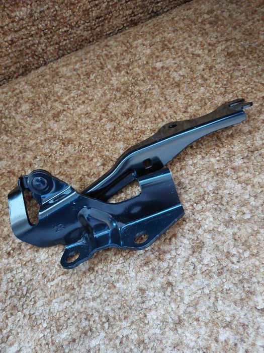 Петля капота правая Mazda BP4K-52-410B