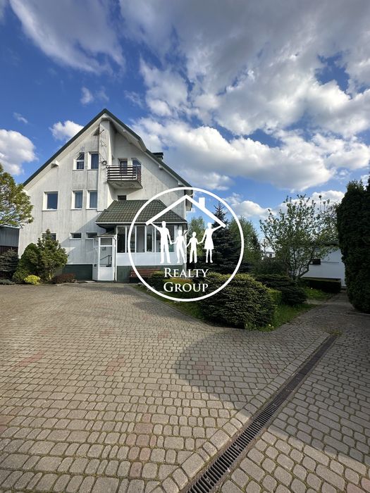 Розкішний будинок з озером: ваша власна оаза спокою