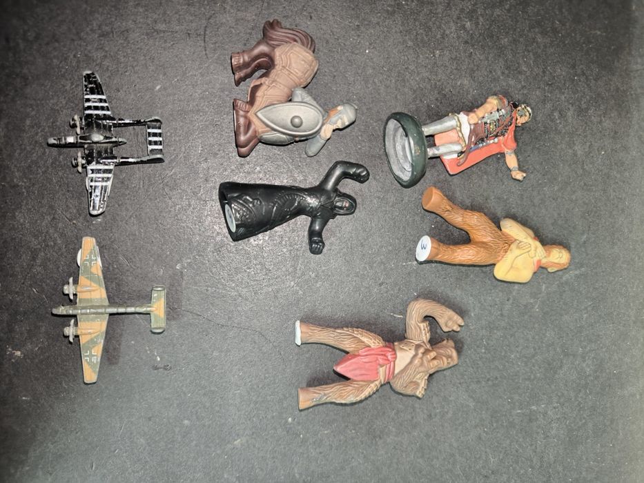 Lote Miniaturas Colecionáveis Figuras e Aviões
Vendo conjunto variado