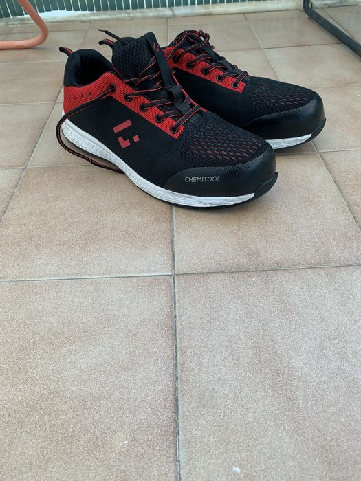 Vende-se sapatos de seguranca