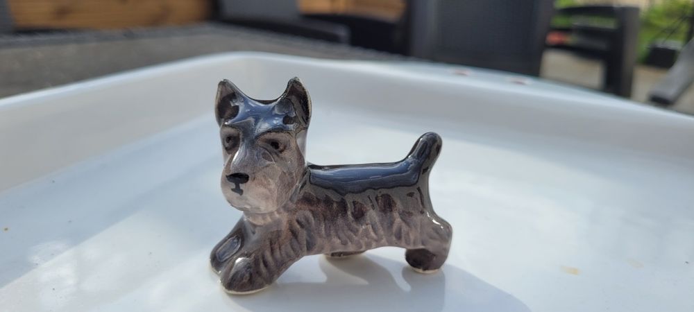 Porcelanowa figurka psa terier bądź sznaucer