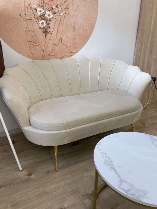 Welurowa sofa kanapa glamour muszelka ecru jasna beżowa kremowa