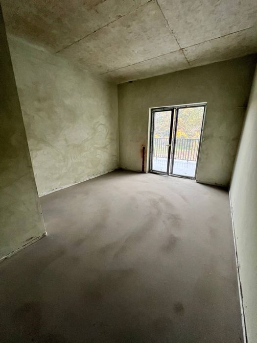 Продаж котеджів з приватним басейном у місті, біля лісу