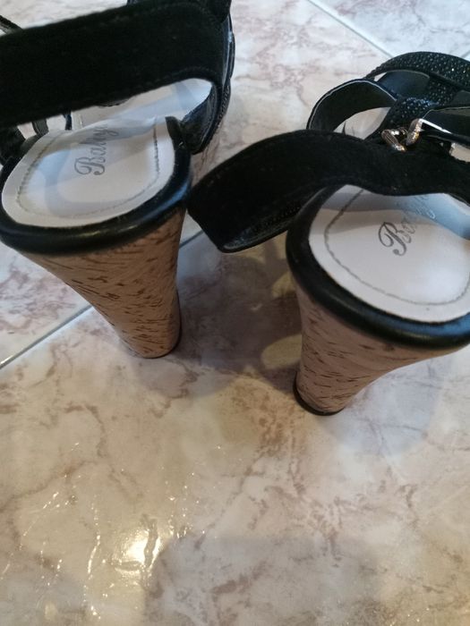 Sandálias pretas e outras brancas