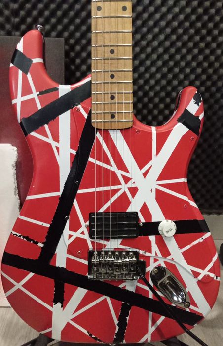 Guitarra estilo EVH “Frankenstrat” – Custom | Excelente estado