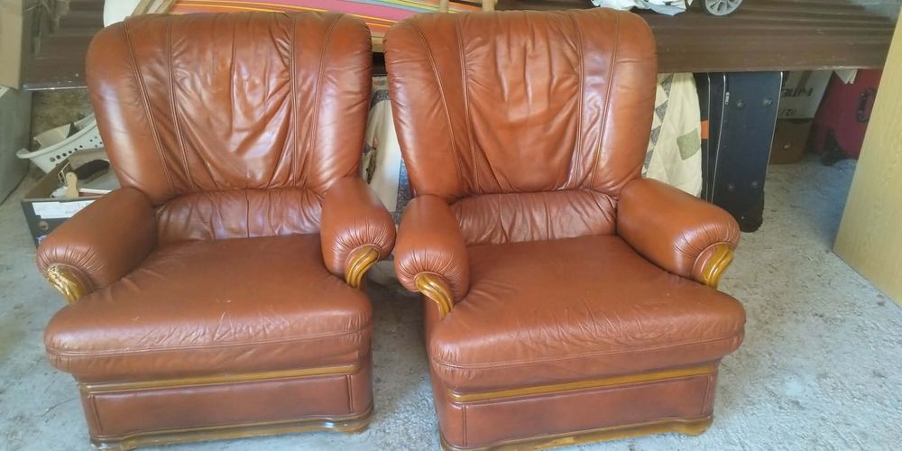 2 fotele skórzane na drewnie