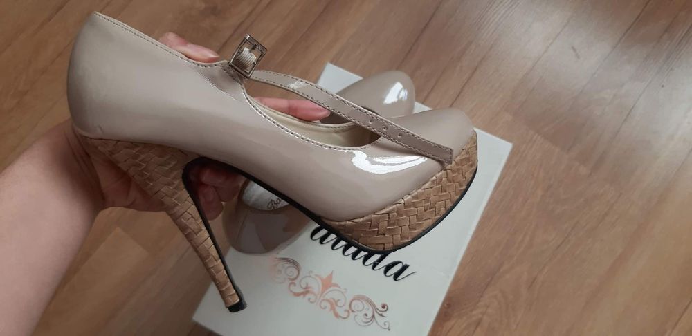 Buty na obcasie.