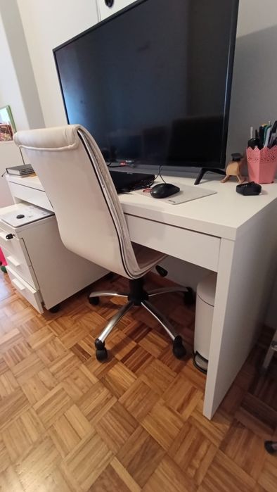 Vendo secretária com cadeira