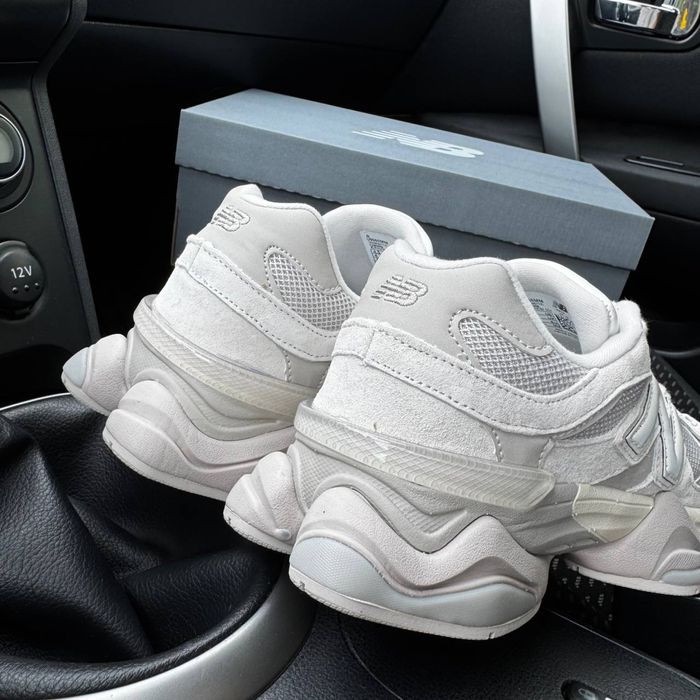 Жіночі кросівки нюбеланс  New balance 9060 grey cream white premium