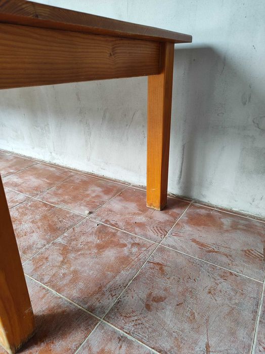 Mesa em madeira maciça