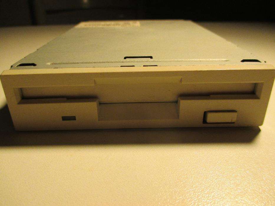 3.5'' 1.44 MB Floppy Drive - TECH MEDIA TFD31064586156801410120