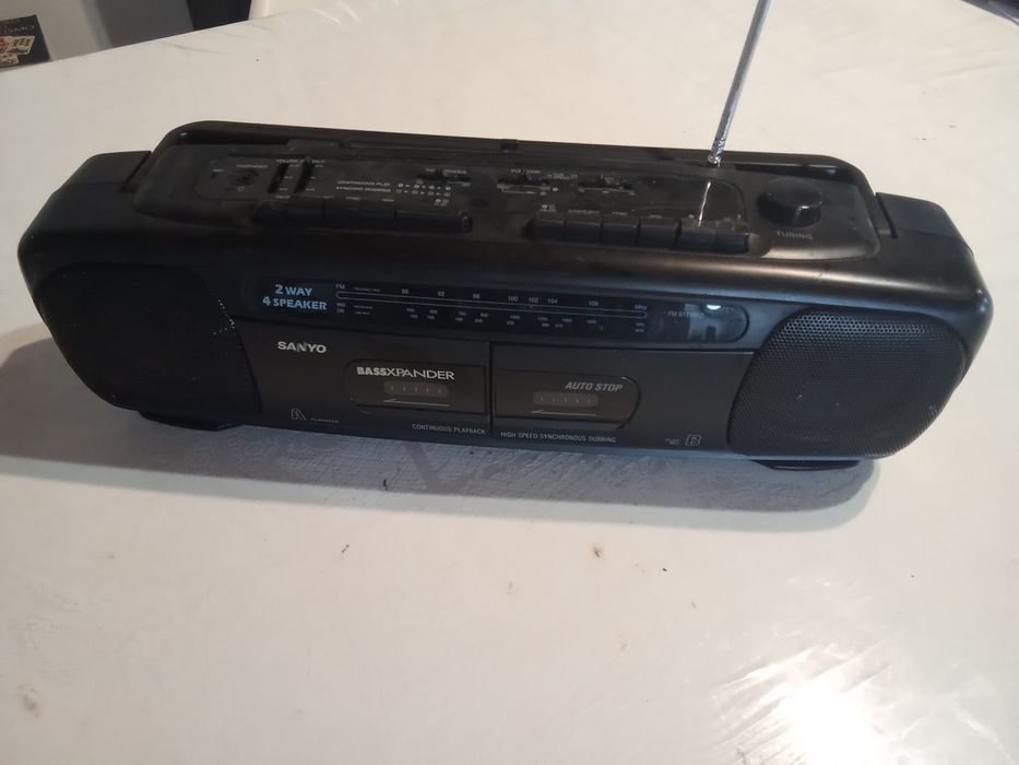 Rádio a pilhas e a eletricidade (Santo)