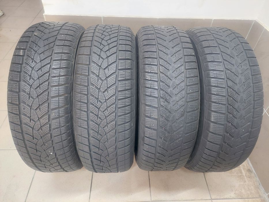 Комплект зимової гуми зима зимня  GoodYear R17 215 65