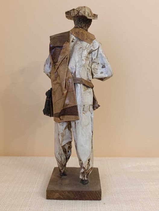 Figura de artesanato homem com tijolos - papel maché