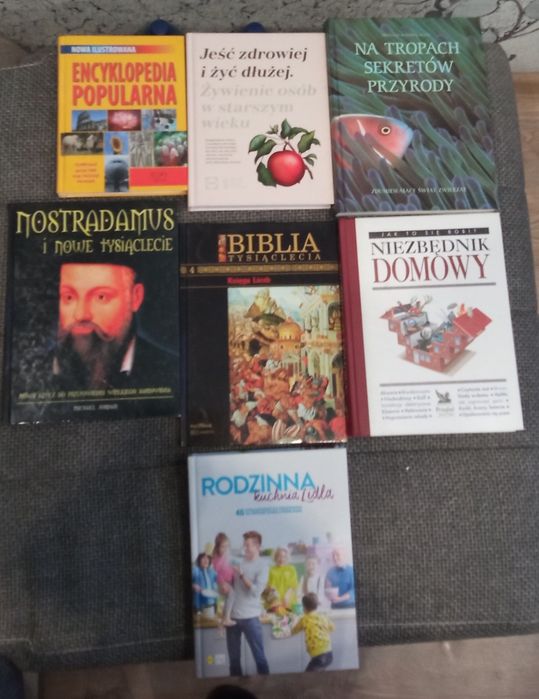 Książki, wydania standardowe 10 zł / kieszonkowe 7 zł