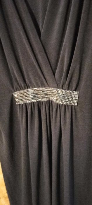 Vestido preto com aplicação na cintura em strass