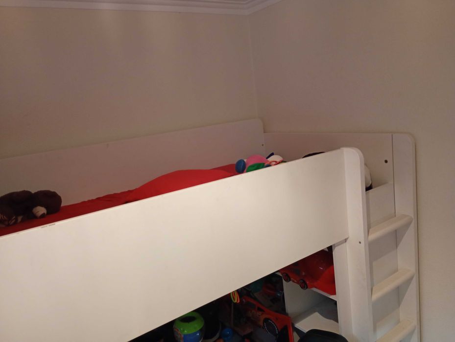 Cama elevatória IKEA c/ secretária e arrumação