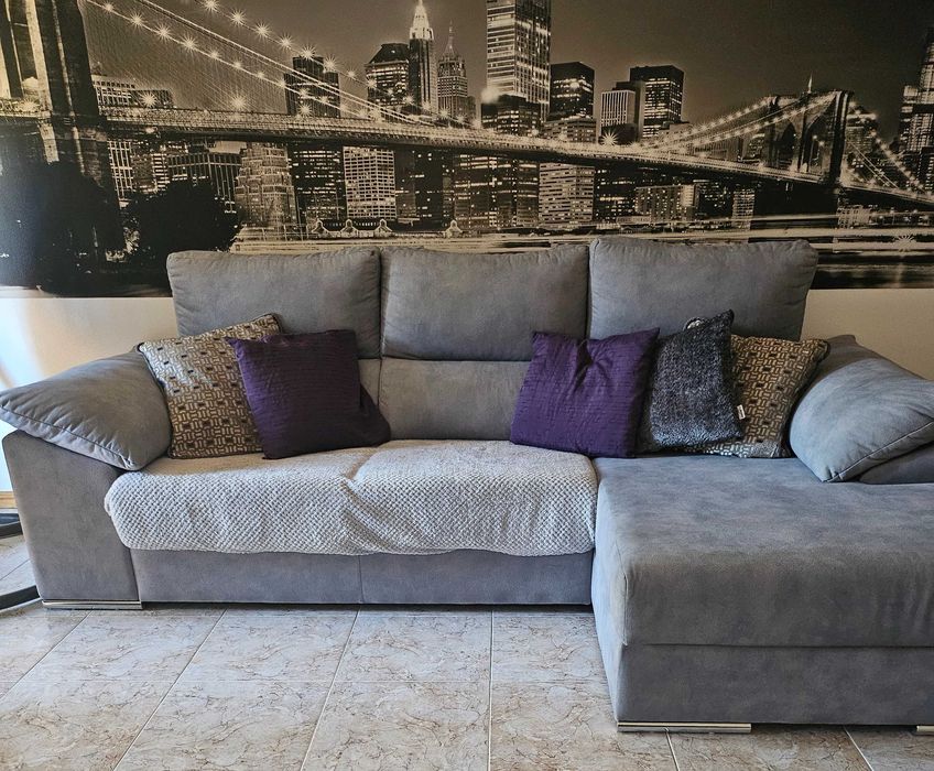 Sofá grande com chaise longue cinza claro