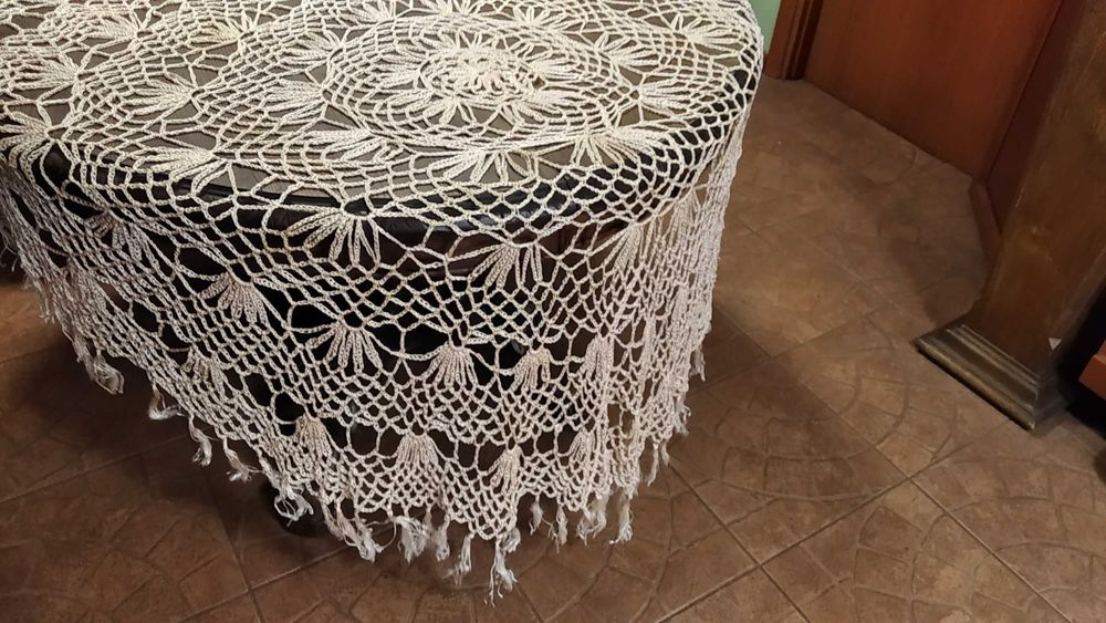 Przepiękny starutki obrus rekodzieło śred 150 z fredzlami