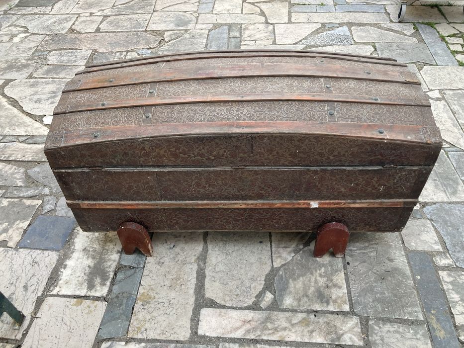 Arca centenária com motivos decorativos em baixo relevo