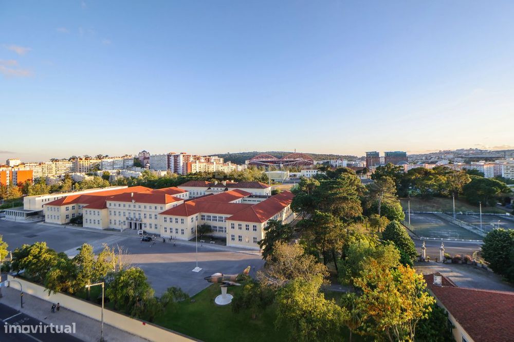 Espaçoso T4 transformado em T2 com terraço em Carnide, Lisboa - Oportu