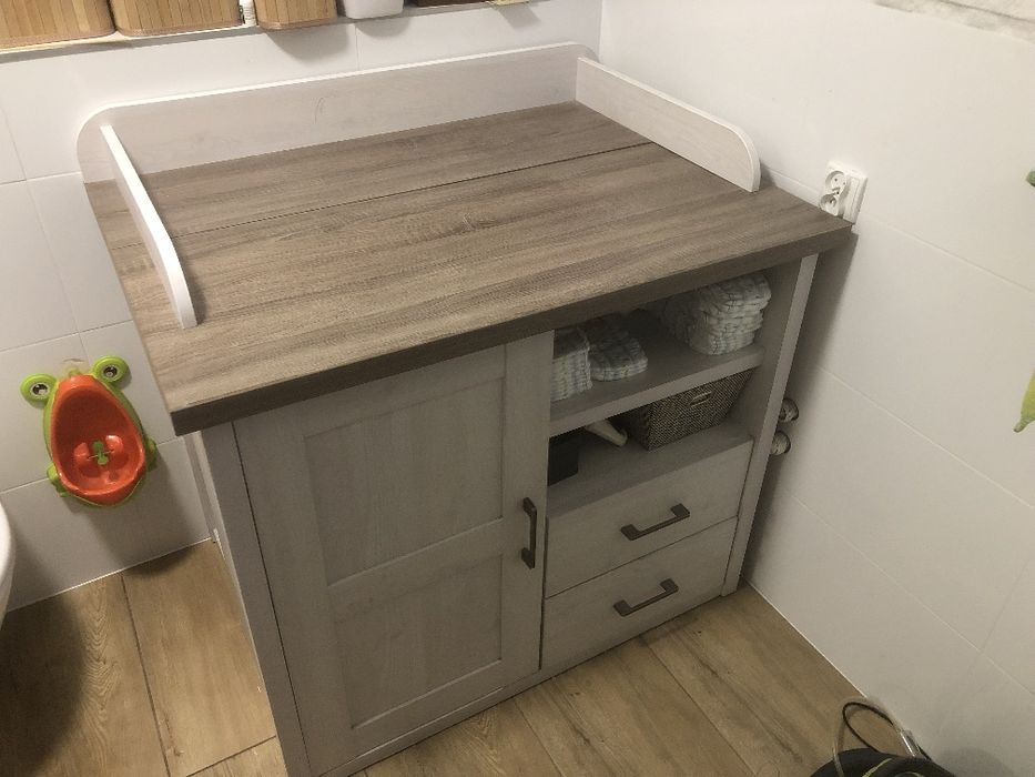 Komoda z przewijakiem z kolekcji Luca Baby marki Black Red White.