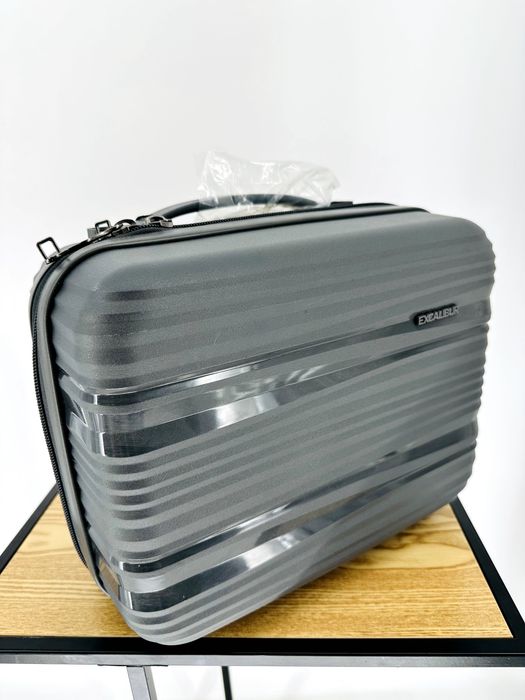 Nowy kuferek podróżny , kosmetyczka