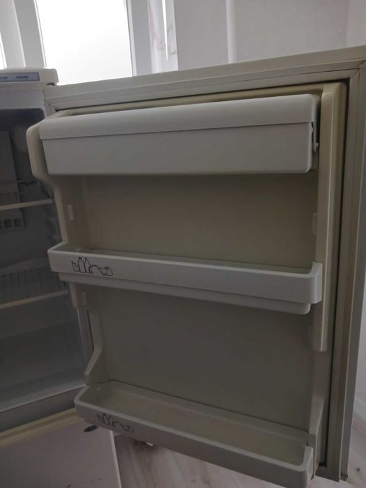 Холодильник з морозилкою