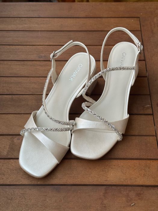 Nowe błyszczące białe sandałki na obcasie 39 Catwalk