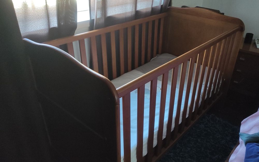 Cama de grades em madeira maciça