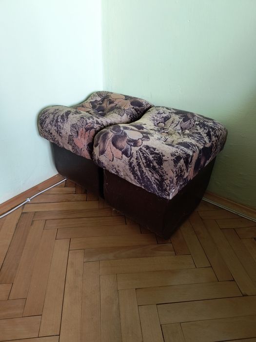 Pufy siedziska niskie.