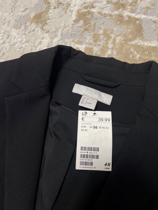 Жіночий піджак H&M з етикеткою