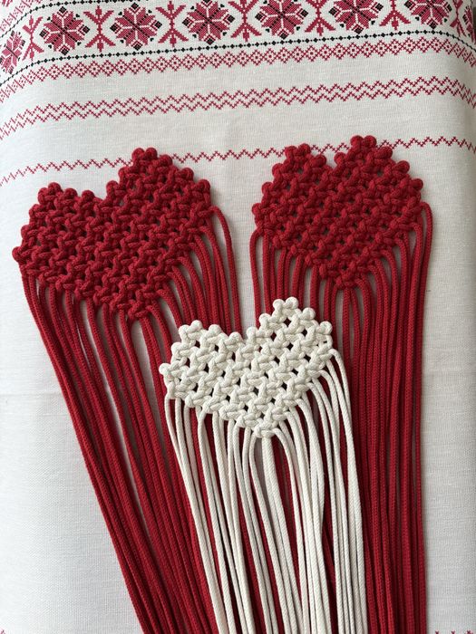 Брошка-серце макраме