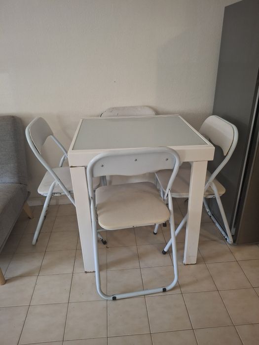 Sofá e mesa com 4 cadeiras