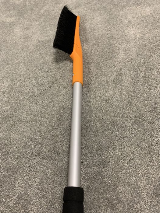 Щетка со скребком от снега 80 см lavita