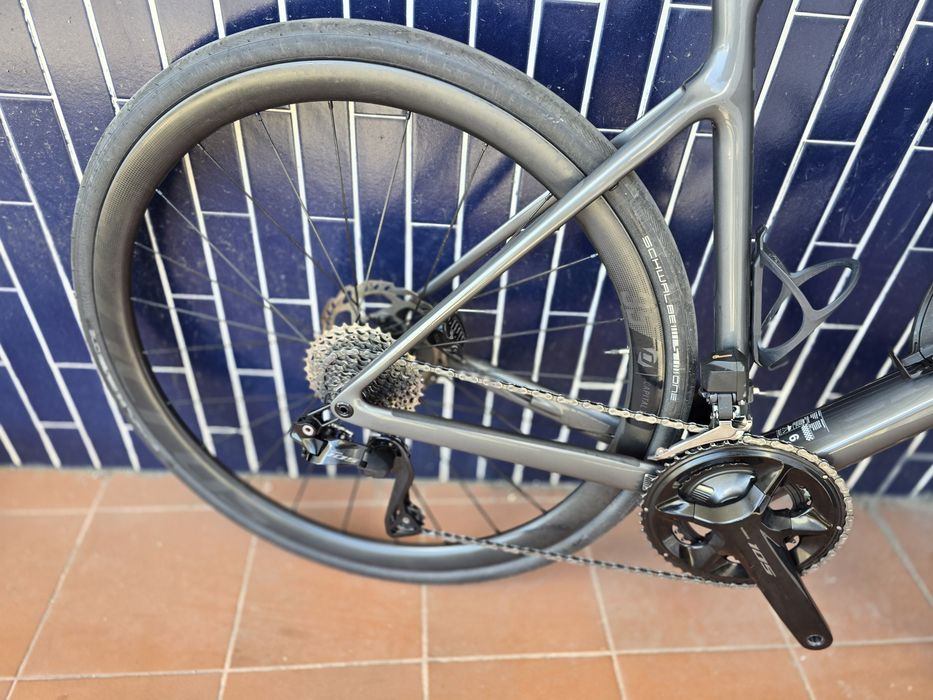 Scott addict m 105 di2 e rodas carbono