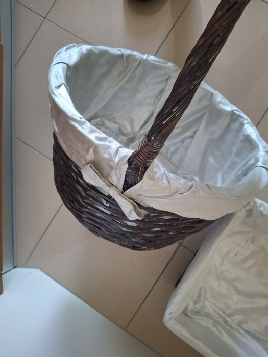2 cestas vime castanho com tecido prateado