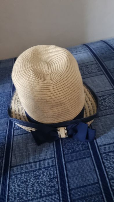 Słomkowy kapelusz damski z kokardką